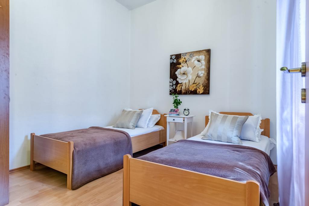 Apartments Bralic Віс Екстер'єр фото