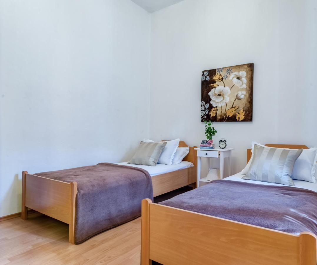 Apartments Bralic Віс Екстер'єр фото